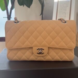 CHANEL Beige caviar medium classic flap